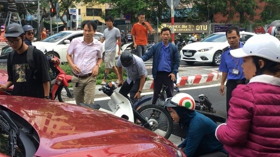 Đà Nẵng: Ô tô tông hàng loạt xe máy dừng chờ đèn đỏ ảnh 1