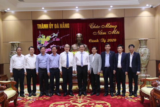 Lãnh đạo TPHCM làm việc, tặng quà tết tại Quảng Nam và Đà Nẵng ảnh 8