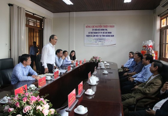 Lãnh đạo TPHCM làm việc, tặng quà tết tại Quảng Nam và Đà Nẵng ảnh 2