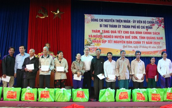 Lãnh đạo TPHCM làm việc, tặng quà tết tại Quảng Nam và Đà Nẵng ảnh 4