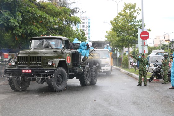 Quân đội tiến hành khử khuẩn quận Sơn Trà, TP Đà Nẵng  ảnh 6