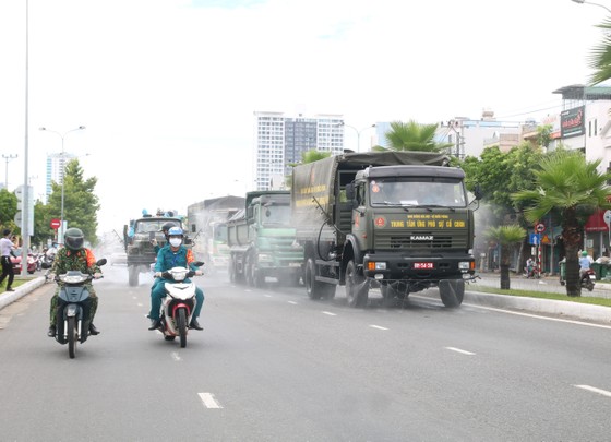 Quân đội tiến hành khử khuẩn quận Sơn Trà, TP Đà Nẵng  ảnh 7