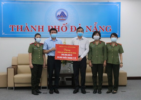 TP Hải Phòng trao 5 tỷ đồng và 200.000 khẩu trang hỗ trợ TP Đà Nẵng chống dịch ảnh 2