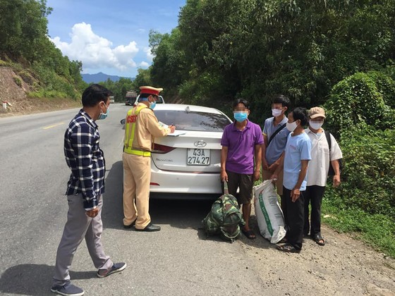 Phát hiện một ô tô chở 4 người trốn khỏi Đà Nẵng về quê ảnh 1