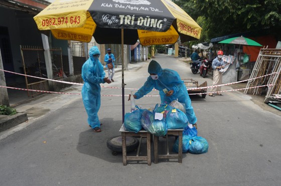 Đà Nẵng: Đi chợ giúp người dân đang cách ly vì Covid-19 ảnh 4