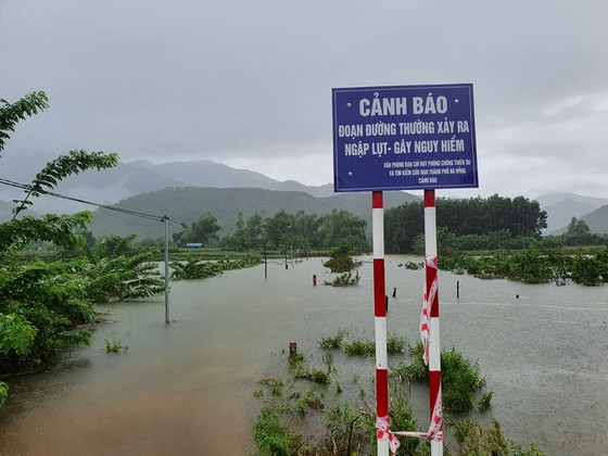 Nhiều địa phương ở Đà Nẵng ngập nặng do mưa lớn kéo dài ảnh 2