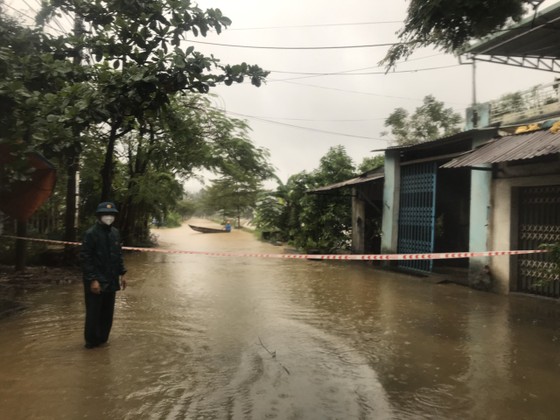 Nhiều địa phương ở Đà Nẵng ngập nặng do mưa lớn kéo dài ảnh 1