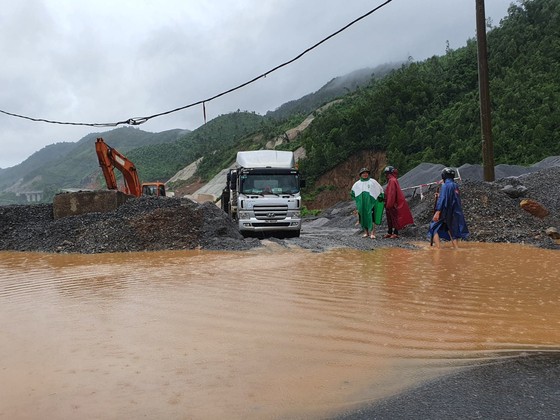 Nhiều địa phương ở Đà Nẵng ngập nặng do mưa lớn kéo dài ảnh 5