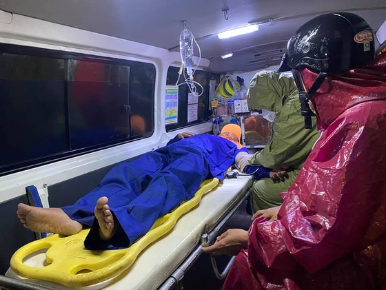 Tàu cá ngư dân bị sóng đánh chìm khi đang cứu nạn tàu Vietship 01 ảnh 3