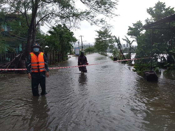 Đà Nẵng sơ tán gần 3.000 người do ảnh hưởng của mưa lũ và bão số 6 ảnh 1
