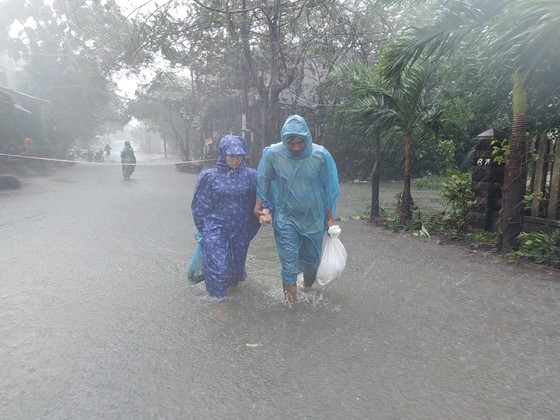 Đà Nẵng sơ tán gần 3.000 người do ảnh hưởng của mưa lũ và bão số 6 ảnh 4