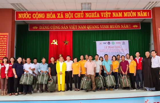 Tặng 500 áo phao sinh tồn cho ngư dân nghèo tỉnh Quảng Nam ảnh 1