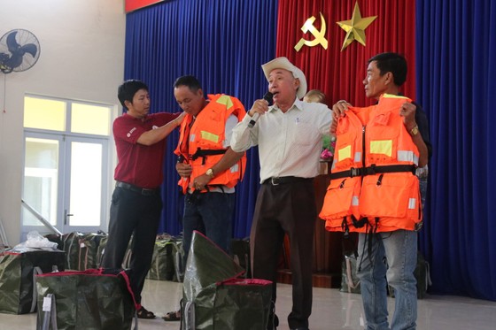 Tặng 500 áo phao sinh tồn cho ngư dân nghèo tỉnh Quảng Nam ảnh 3