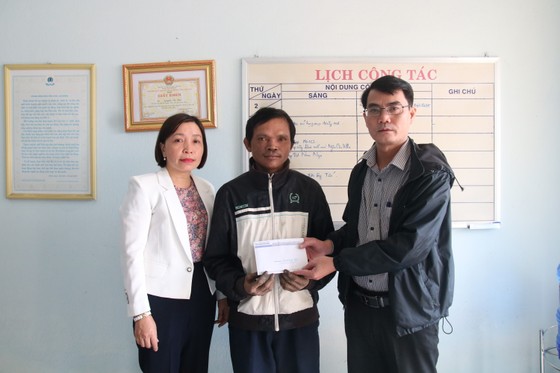 Trao tiền hỗ trợ các hoàn cảnh khó khăn tại Huế, Hà Tĩnh, Quảng Nam ảnh 3