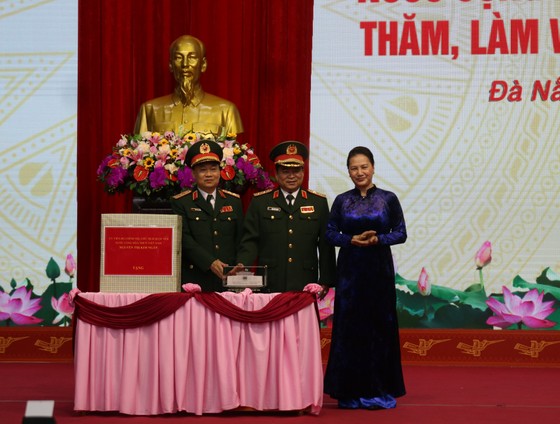 Chủ tịch Quốc hội Nguyễn Thị Kim Ngân làm việc với Bộ Tư lệnh Quân khu 5 ảnh 3