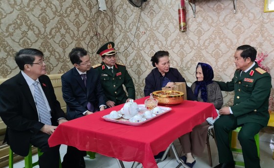 Chủ tịch Quốc hội Nguyễn Thị Kim Ngân làm việc với Bộ Tư lệnh Quân khu 5 ảnh 4