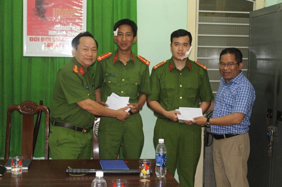 Hai chiến sĩ công an bị thương khi ngăn đối tượng bị bệnh tâm thần đe dọa giết người ảnh 1