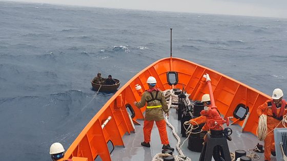 Kịp thời ứng cứu 2 ngư dân bị nạn trên biển ảnh 1