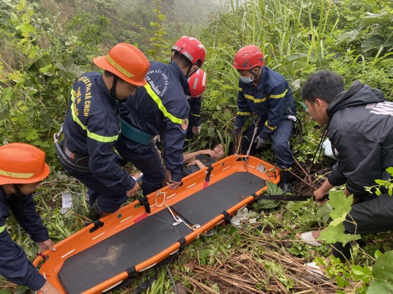 Đà Nẵng: Cứu kịp thời một người bị tai nạn rơi xuống vực trên đèo Hải Vân ảnh 1