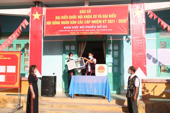 Hàng ngàn cử tri vùng biên giới Quảng Nam đi bầu cử sớm ảnh 4