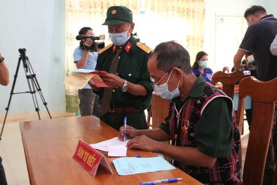 Hàng ngàn cử tri vùng biên giới Quảng Nam đi bầu cử sớm ảnh 6