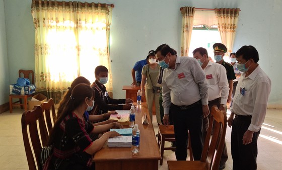 Hàng ngàn cử tri vùng biên giới Quảng Nam đi bầu cử sớm ảnh 5