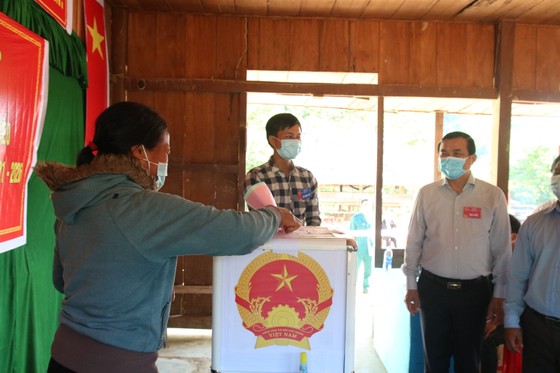 Hàng ngàn cử tri vùng biên giới Quảng Nam đi bầu cử sớm ảnh 8