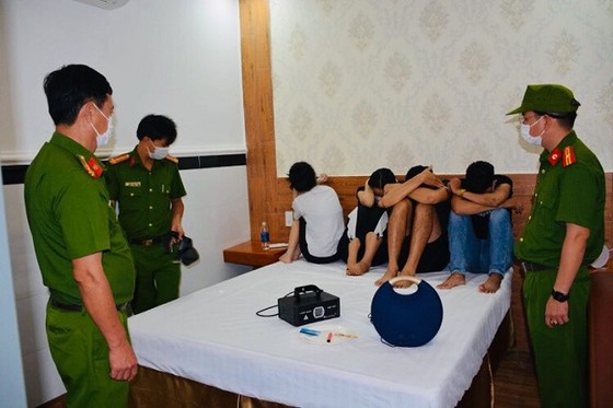 Quảng Nam: Phát hiện 20 đối tượng tụ tập sử dụng ma túy trong khách sạn ảnh 1