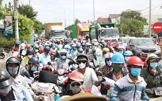 Hàng ngàn người dân Quảng Nam hối hả rời khỏi Đà Nẵng ảnh 1