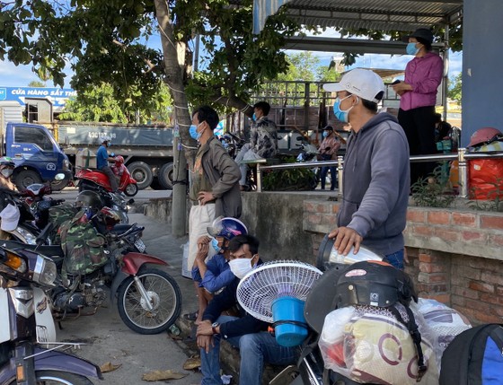 Người dân nằm chực chờ ở chốt kiểm soát dịch để được về quê ảnh 2