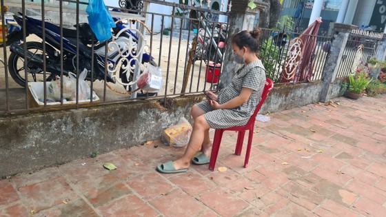 Người dân nằm chực chờ ở chốt kiểm soát dịch để được về quê ảnh 3