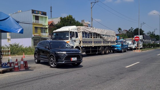 Từ Đà Nẵng đi Quảng Nam, hàng trăm người phải quay xe do thiếu giấy xét nghiệm Covid-19 ảnh 4