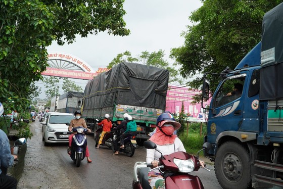 Đường bộ và đường sắt qua địa phận tỉnh Quảng Nam bị gián đoạn ảnh 1