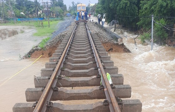 Đường bộ và đường sắt qua địa phận tỉnh Quảng Nam bị gián đoạn ảnh 3