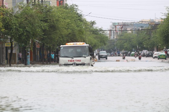 Quảng Nam: TP Tam Kỳ ngập lụt nặng có nơi trên 1,5m, Quốc lộ 1A ách tắc ảnh 4