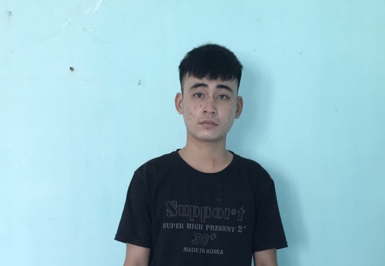 Tạm giữ hình sự thanh niên say rượu cầm dao rượt đuổi công an ảnh 1