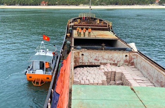 Một tàu hàng gặp nạn có nguy cơ chìm và tràn dầu trên vùng biển Quảng Nam ảnh 1