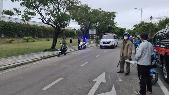 Vụ chìm ca nô trên biển Cửa Đại khiến 13 người chết: 11 tàu và 1 trực thăng đang tìm 4 người mất tích ảnh 8
