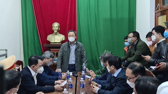 Vụ chìm ca nô trên biển Cửa Đại khiến 13 người chết: 11 tàu và 1 trực thăng đang tìm 4 người mất tích ảnh 1