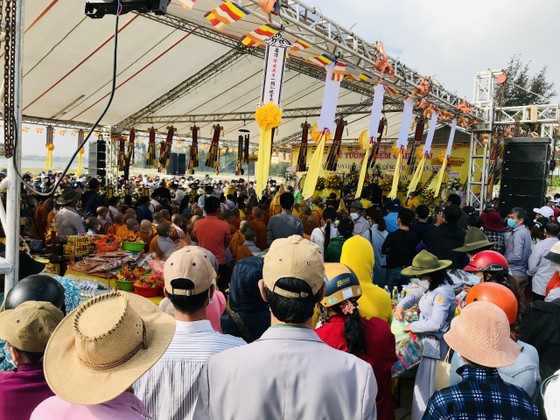  Hàng ngàn người dự lễ cầu siêu cho các nạn nhân vụ lật ca nô ở biển Cửa Đại ảnh 2