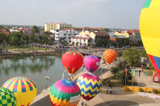 Du khách mê mẩn khi lần đầu tiên ngắm khinh khí cầu ở Hội An ảnh 11