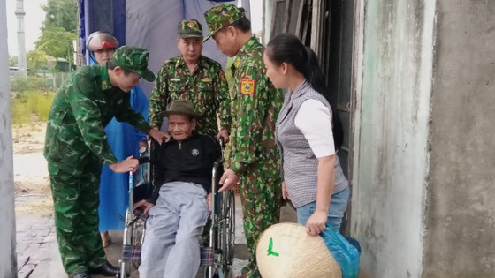 Hàng chục ngàn dân Quảng Nam gấp rút di tản đến nơi an toàn ảnh 1