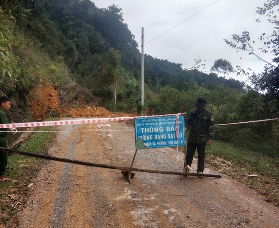 Quảng Nam: Sạt lở gây chia cắt tuyến đường đi 4 xã biên giới ảnh 1