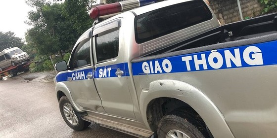 Xe khách chở pháo lậu tông móp xe CSGT khi bị truy đuổi ảnh 1