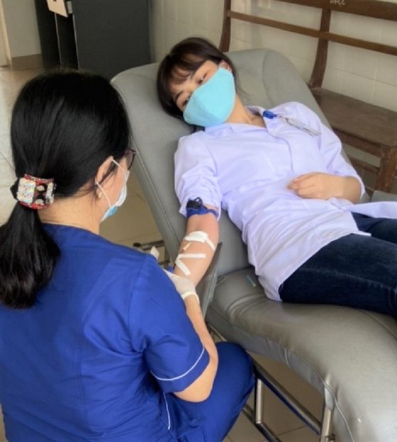Nhân viên y tế kịp thời hiến máu cứu người bệnh nguy kịch ảnh 1