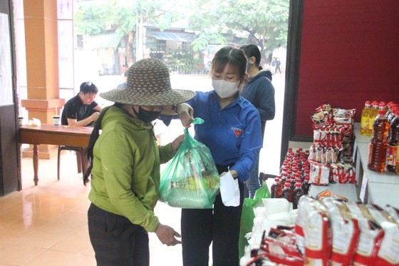 Hàng ngàn suất lương thực, thực phẩm hỗ trợ miễn phí cho người nghèo ở Quảng Trị ảnh 5