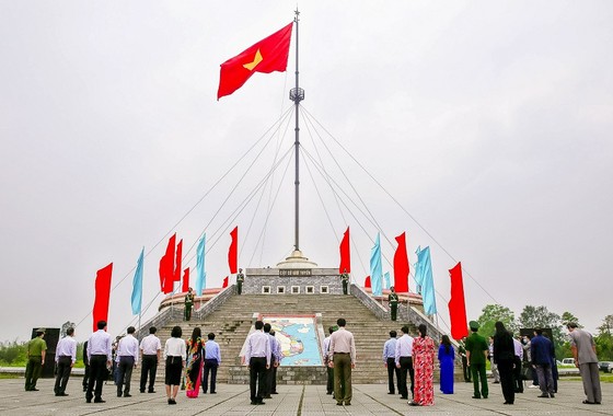 Lễ thượng cờ thống nhất non sông tại Đôi bờ Hiền Lương - Bến Hải ảnh 1