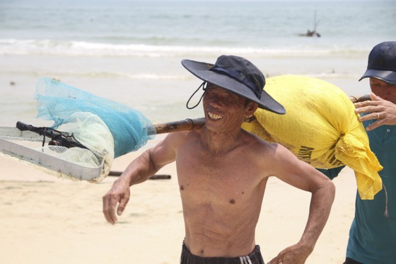 Ngư dân vùng bãi ngang Quảng Trị được mùa ốc ruốc ảnh 10