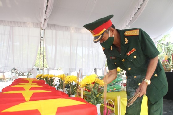 Quảng Trị: Tiếp nhận và an táng hài cốt liệt sĩ là quân tình nguyện, chuyên gia Việt Nam hy sinh tại Lào  ảnh 2