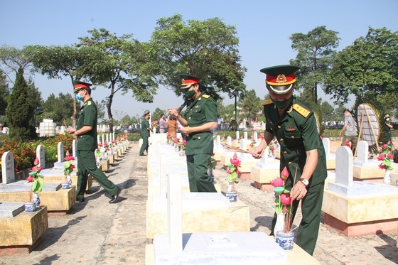 Quảng Trị: Tiếp nhận và an táng hài cốt liệt sĩ là quân tình nguyện, chuyên gia Việt Nam hy sinh tại Lào  ảnh 11